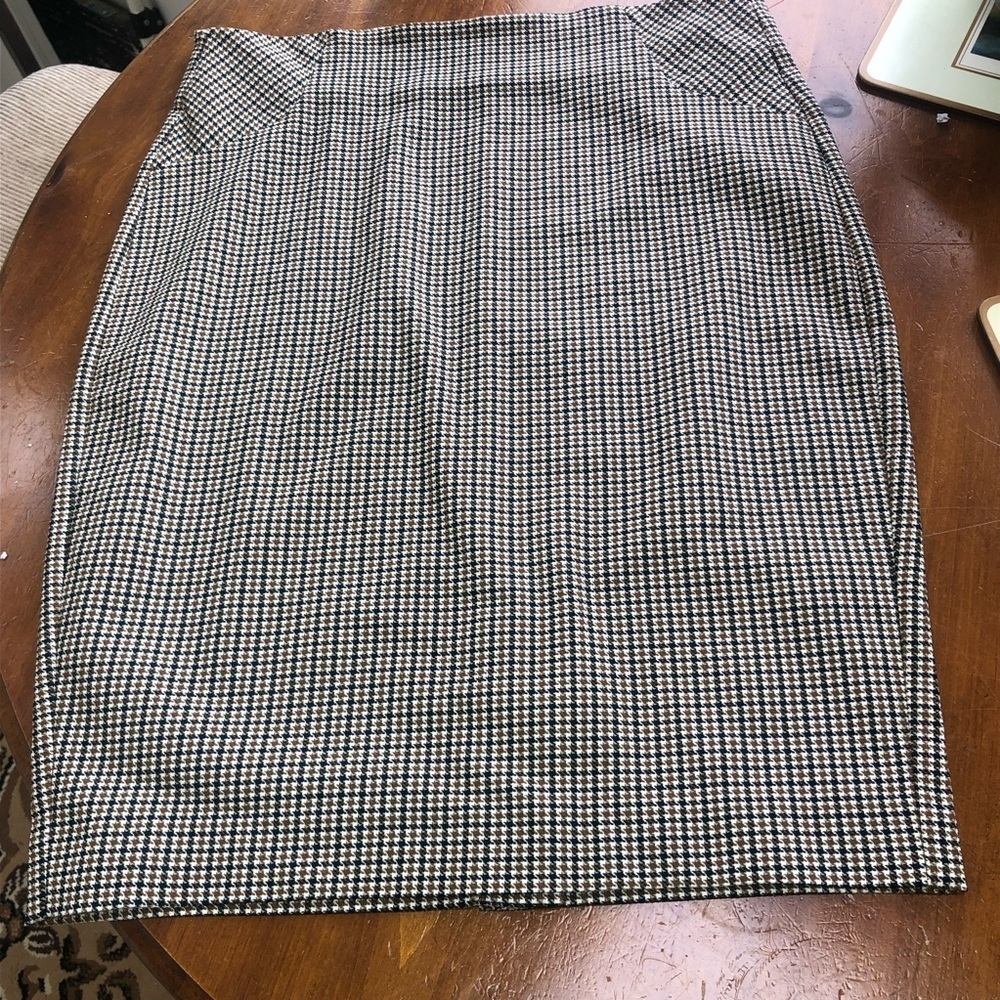 RW&CO  Pencil Skirt Knee-Length brown and white- med 32” around- 22” long- used
